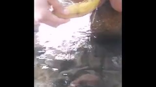 POV- SEXO PUBLICO BAJO EL AGUA DE RIO INSERTA FRUTAS FINGERIN GOLDEN SHOWER