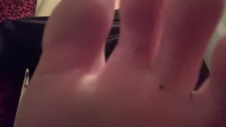 Foot Worship (while i use the toilet) 
