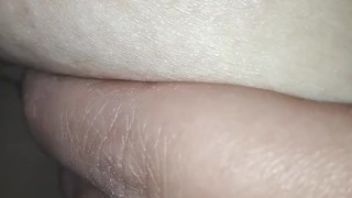 Мой парень облизывает мою грудь, это меня заводит