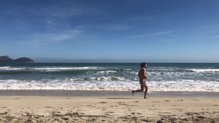Corriendo desnudo por la playa a cámara lenta