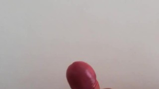 Hombre haciéndose una paja, termina