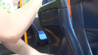 Süßes Teenymädchen fängt im BUS an meinen Schwanz zu lutschen