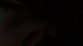 SE LA ARRIMO A MI MADRASTRA MIENTRAS LE AYUDO A CERRAR SU VESTIDO