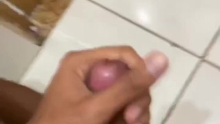 Roludo batendo uma punheta