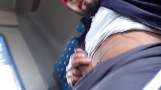 EL MOVIMIENTO DEL BUS ME PUSO CALIENTE