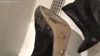 peeing over her shoes pee dirty shoes plassen