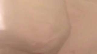 トイレでオナニー、射精する日本人男性