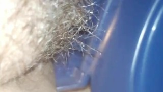 ORINADO en un baño PUBLICO