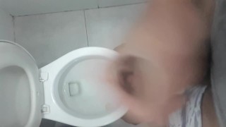 Se masturbando no trabalho