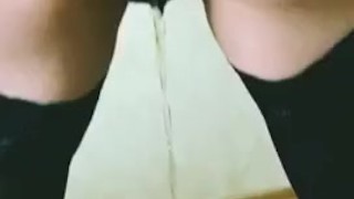 Сладкая киска писиет в трусики