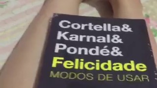 @tici_feet tici feet IG tici_feet reading my new book & my black toes