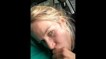 She can do it all! Handjob while driving, blowjob at every red light