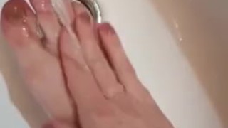 Mistress Susanna Guerriero si rinfresca i piedi con un bel lavaggio