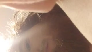 Pelirrojo juega con sus tetillas de cerca