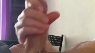 парень наяривает член и кончает фонтаном