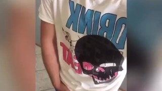 Ragazzo italiano in quarantena si sega e sborra