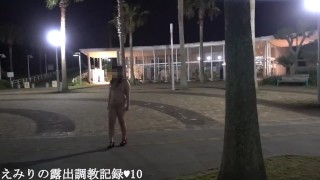 えみり 男子トイレで全裸露出放尿＆野外お散歩