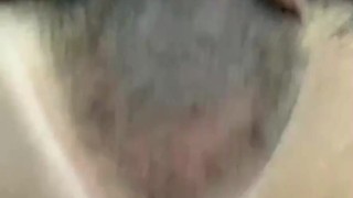 Chico gordo se masturba su pequeño pene, tarda en venirse 