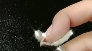 Running the finger on glitter