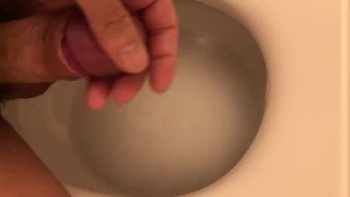 トイレでオナニー射精手コキ 唾でヌルヌルに