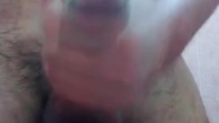 Excitado se masturba y se chorrea