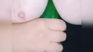 Rellena tetona jugando con un pepino en sus tetas en Cámara lenta 