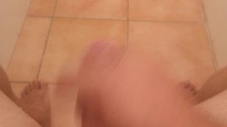 Petite branlette dans mes toilettes 