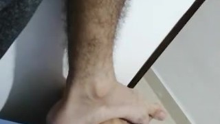 Grabo a los pies de mi cuñado