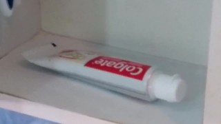 batendo uma bad com pasta de dente enquanto toca Save Me