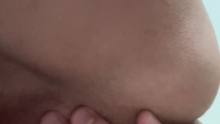 Una  italiana si diverte e squirta con un vibratore lussureggiante