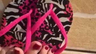 @tici_feet | Dangling havaianas flip flop (upside down) tici_feet IG tici feet