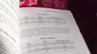 @tici_feet | Reading and learning (feet in background) | Aprendendo um pouco (e meus pezinhos atrás)