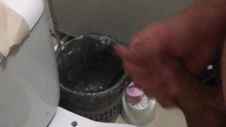 В обшарпанном туалете дрочит член и кончает