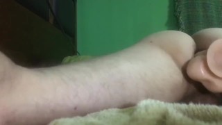 Jovencito se deja llevar por la calentura y parte su ano con un dildo