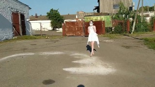 Гуляю в прозрачном мини платье