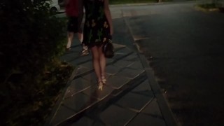 Девушка в мини платье светит своими прелестями в супермаркете.
