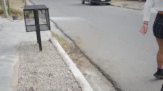 muestra su plug anal en público