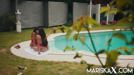 MARISKAX Valentina Ricci and Mariska fucking poolside
