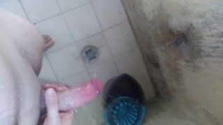 Bañandome con mi pene de 15 cm