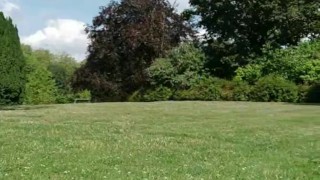 Latina se mastrube dans un parc public ! Risqué