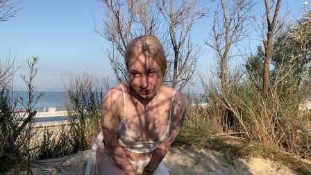 sexy gymnast Masturbates on the beach and ends up Squirting