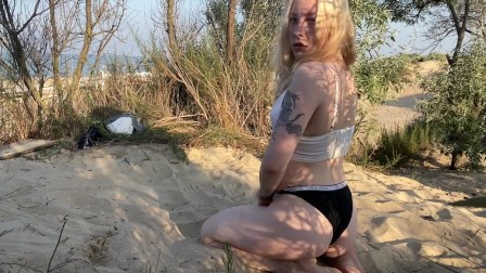 sexy gymnast Masturbates on the beach and ends up Squirting