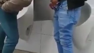 Mamada en el baño de h