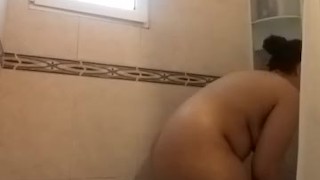  española depilándose las axilas en la ducha y masturbándose con el chorro del agua