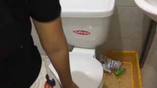 Mi amiga despues del colegio me succiona la verga en el baño y se come toda mi descarga de semen