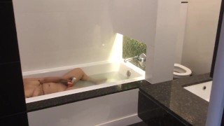 รอไม่ไหว ช่วยตัวเองรอ | Masturbating in bath tub