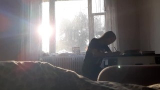 Снято на видео, когда я мастурбирую, пока мой одноклассник готовится к экзамену.