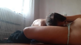 ПОСЛЕ ПАРЫ БОКАЛОВ ВИНА ЗАНЯЛАСЬ СЕКСОМ С ЛУЧШЕЙ ПОДРУГОЙ МОЕЙ МАМЫ.