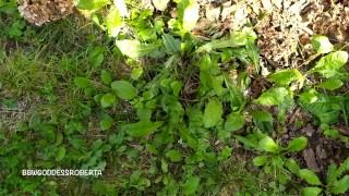 Cammino a piedi nudi nell'erba in pubblico e ti mostro le mie piante dei piedi sporche