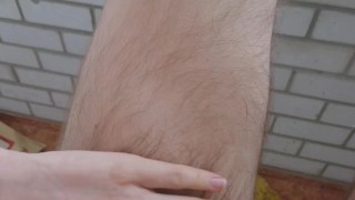 ГОСПОЖА ЗАСТАВЛЯЕТ СВОЮ СУЧКУ СЛИЗАТЬ СПЕРМУ ЕБАРЯ С ПУШИСТЫХ НОЖЕК